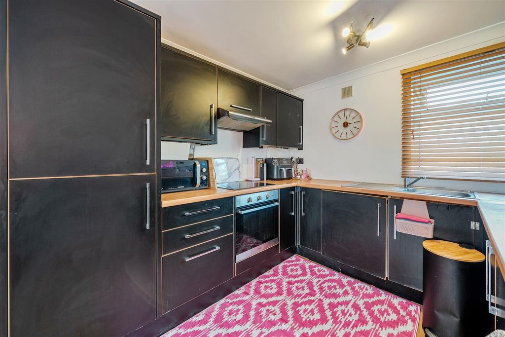 Property photo 3 of 12 Kitchen