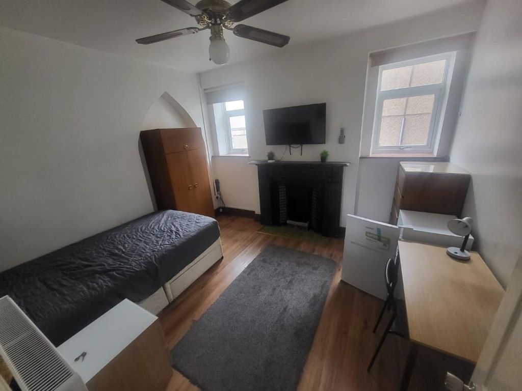Property photo 2 of 3 Room 6, 6 Minerva Street Bedroom.Jpg