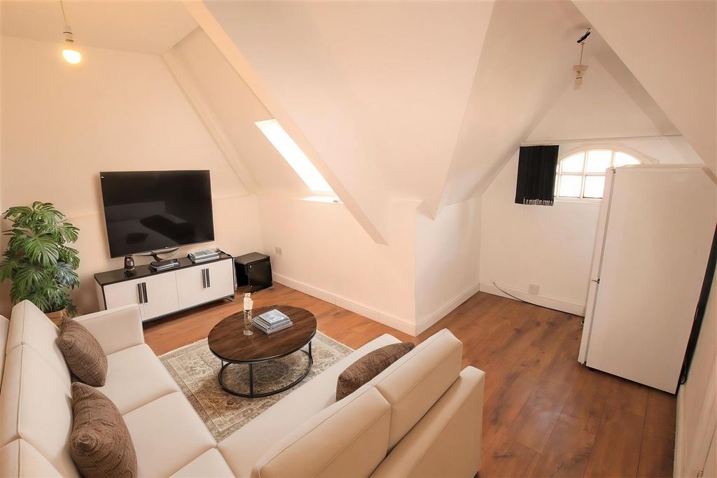 Property photo 2 of 13 Flat-7-73-Clarendon-Park-Road-Lounge - Living Room - Standard - 2.Jpg