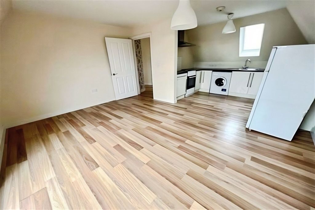 Property photo 3 of 9 (Main)