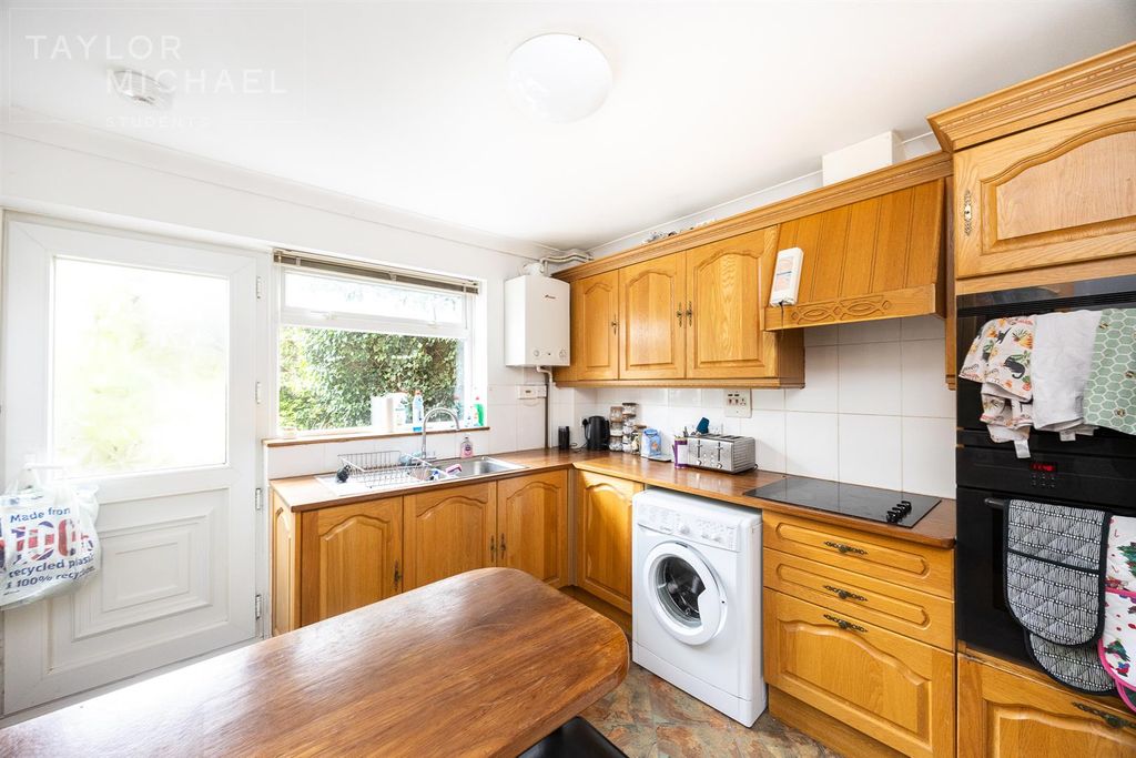 Property photo 3 of 12 Kitchen