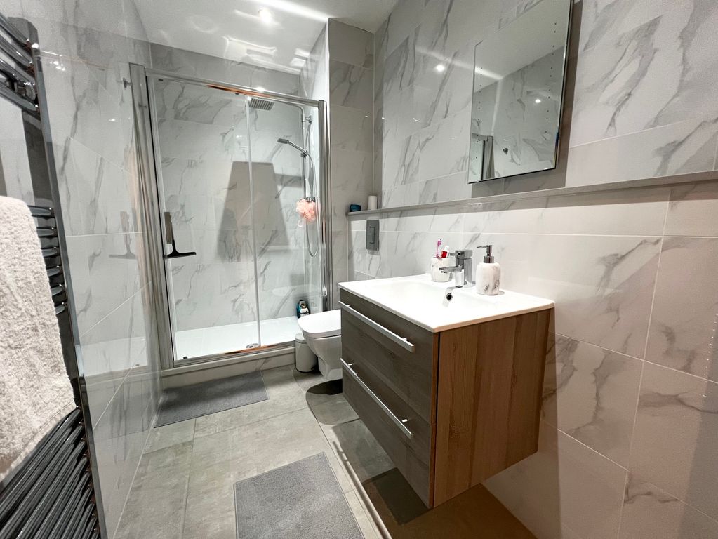 Property photo 3 of 11 Bathroom