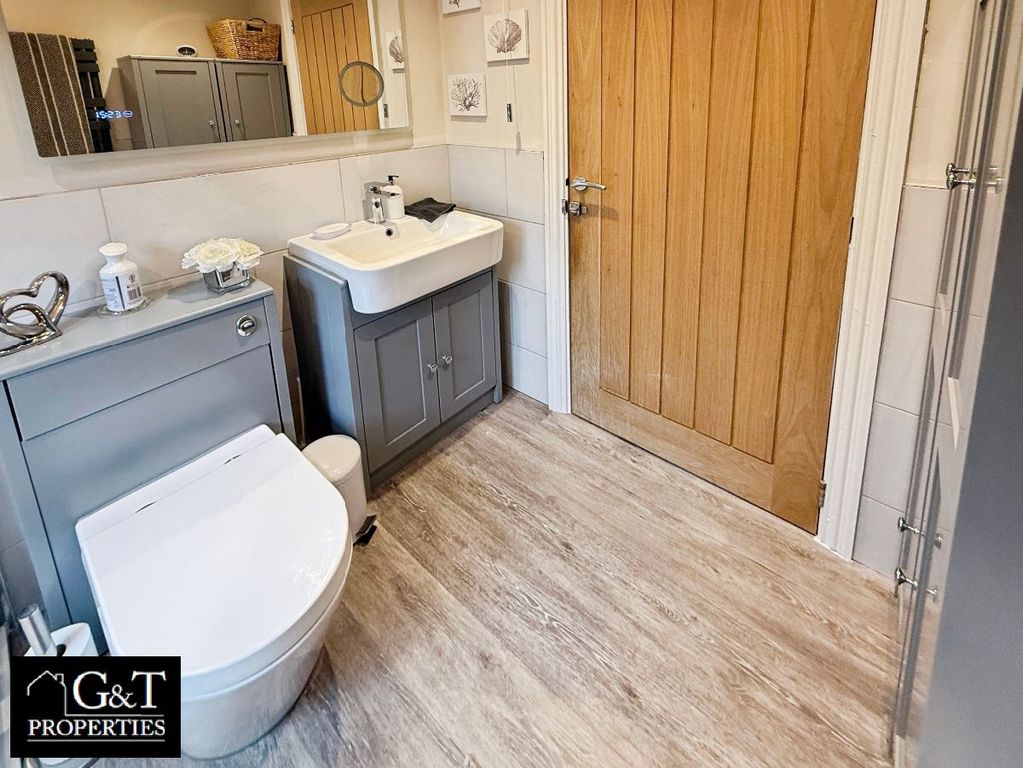 Property photo 1 of 22 Bathroom