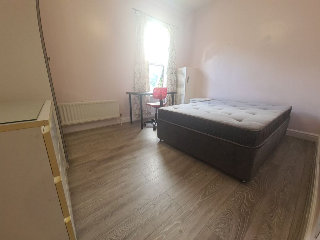 Property photo 2 of 9 A Spacious Double Bedroom With A Comfortable Bed, ...