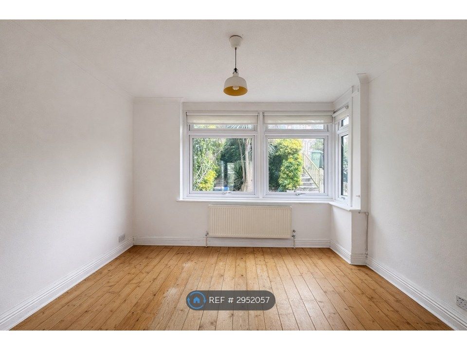 Property photo 3 of 11 Living Room