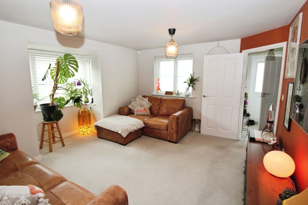 Property photo 2 of 14 Lounge