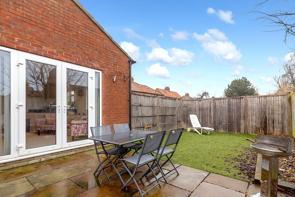 Property photo 3 of 11 548C - Garden