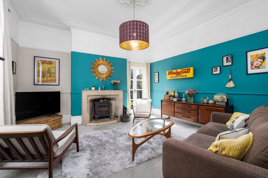 Property photo 2 of 33 Lounge