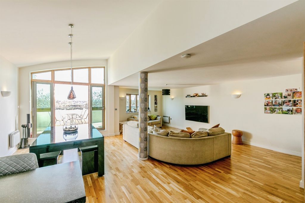 Property photo 3 of 15