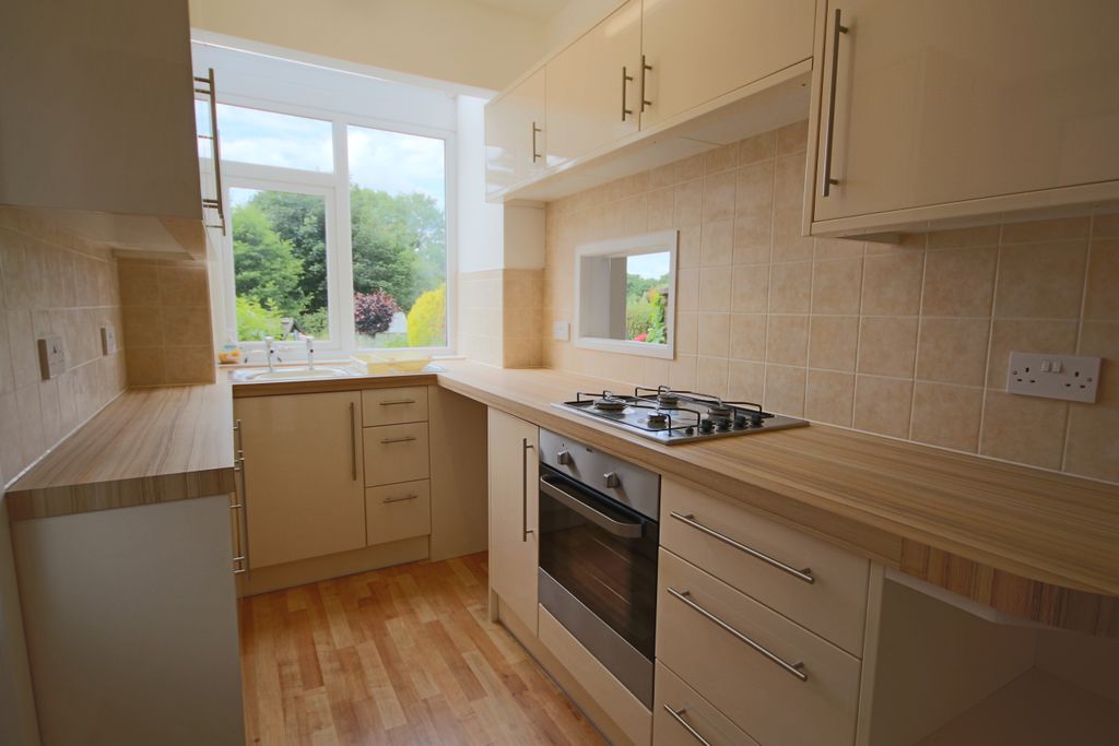 Property photo 3 of 10 Kitchen