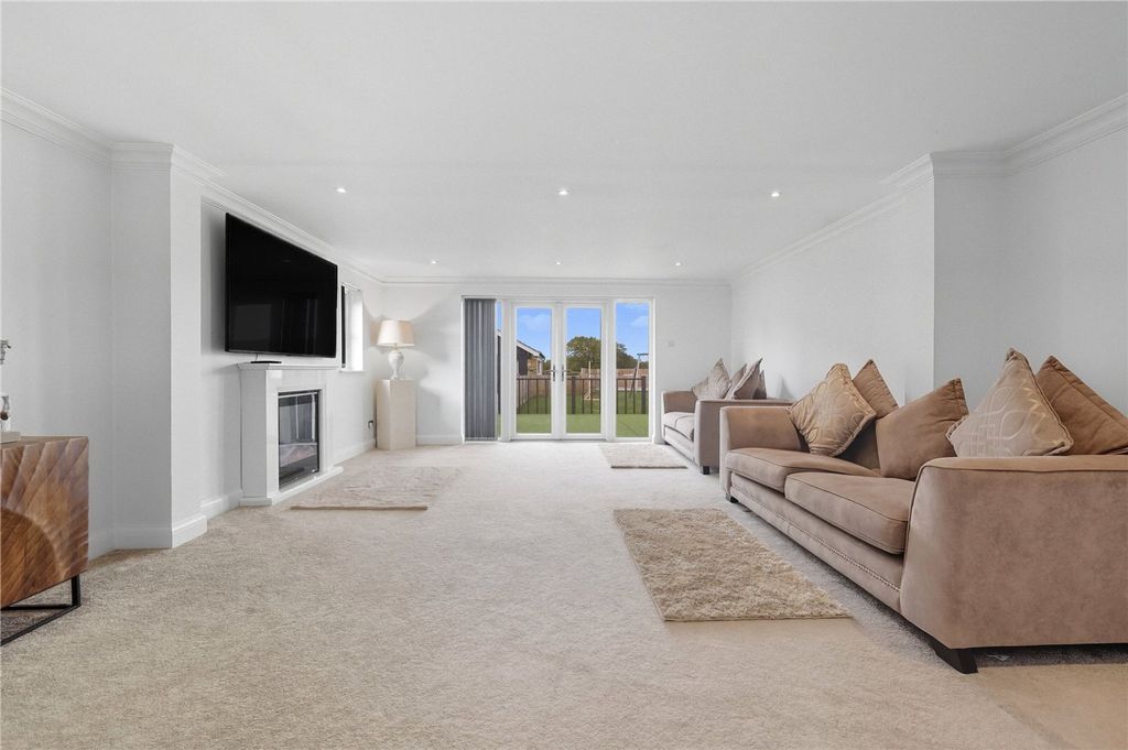 Property photo 3 of 21 Lounge