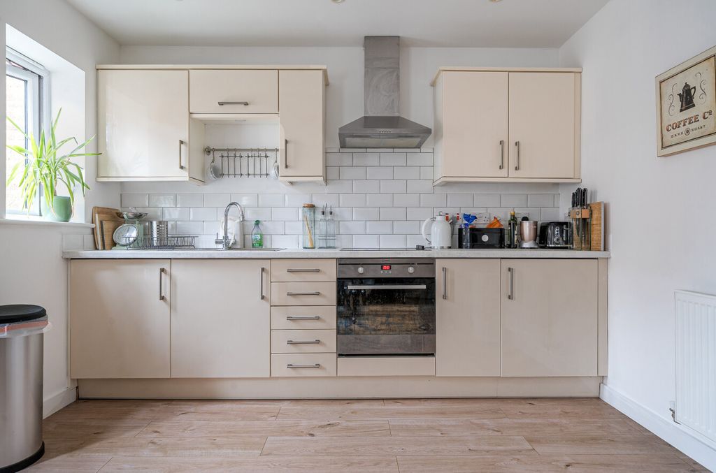 Property photo 3 of 8 1313696-13-685A69...