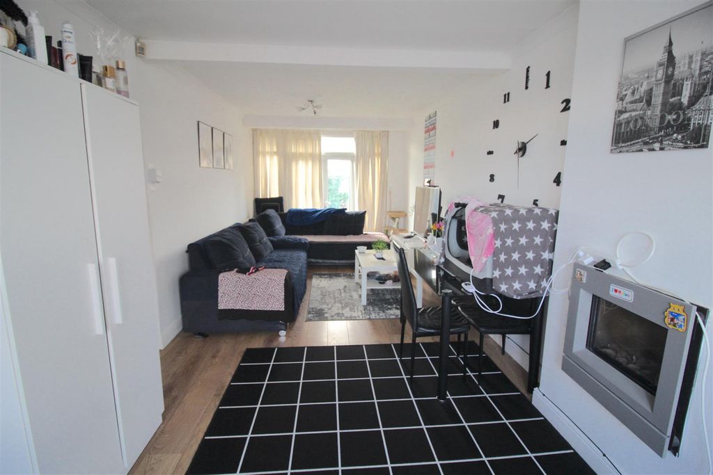 Property photo 2 of 10 Lounge