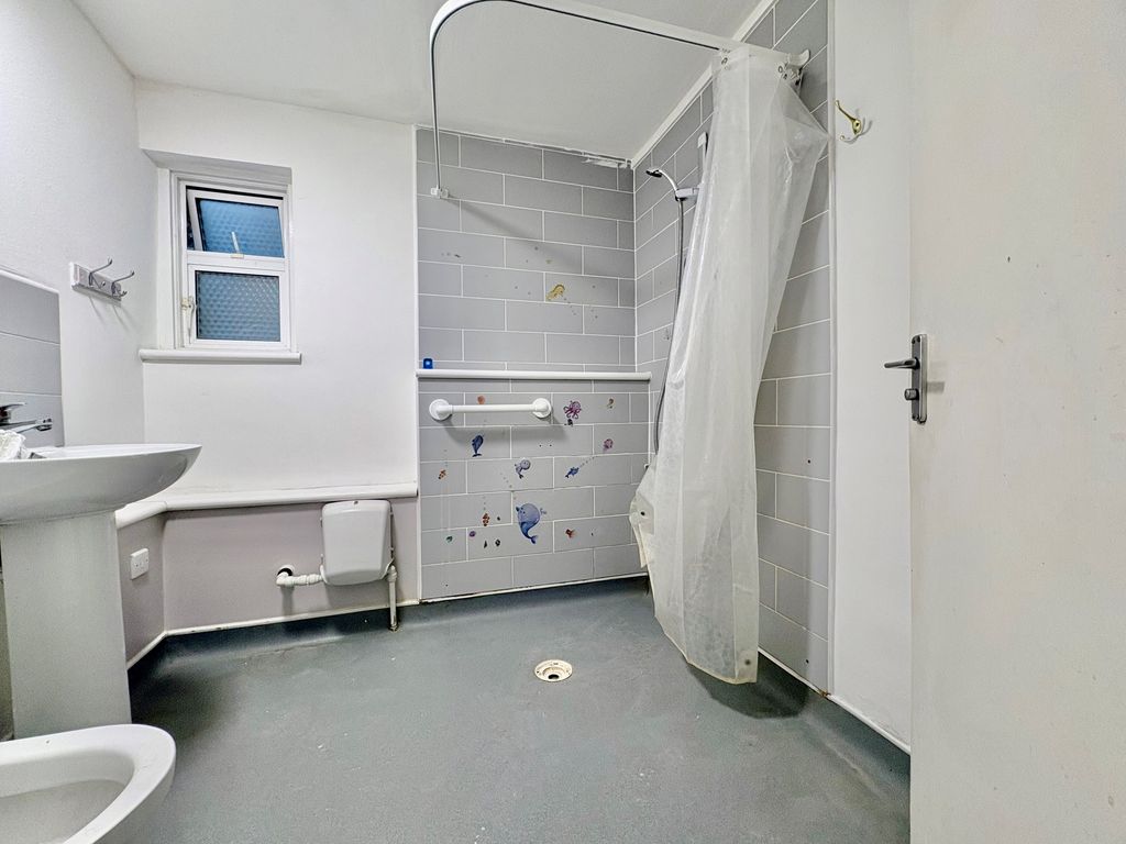 Property photo 3 of 5 Balcony