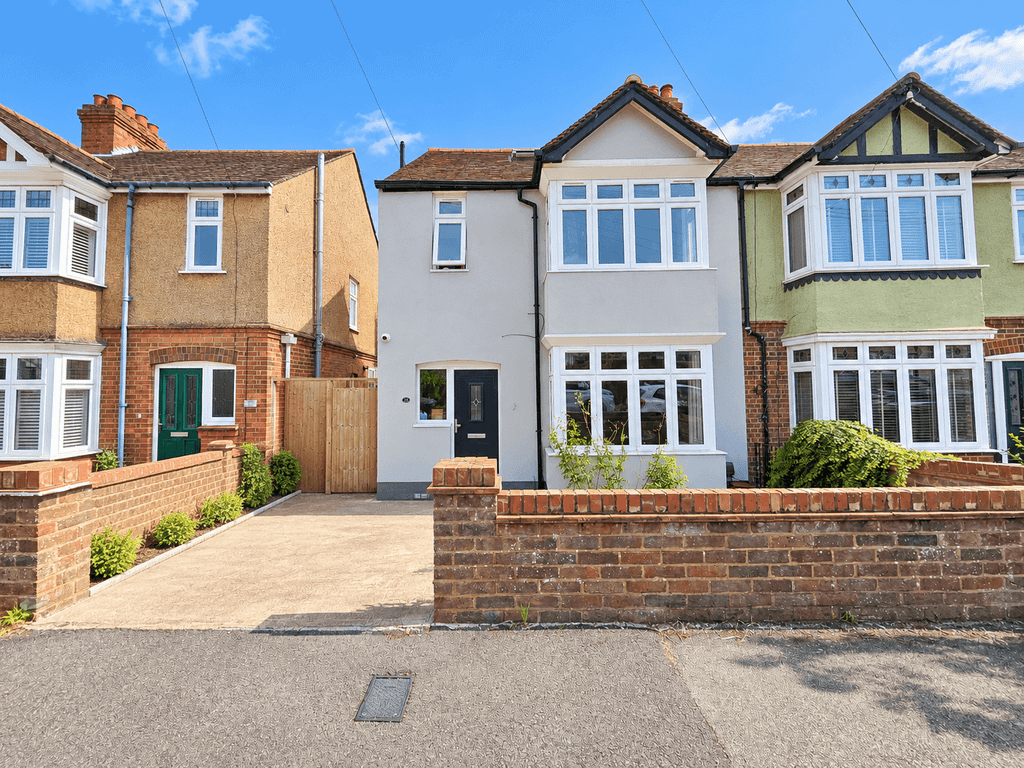 Property photo 1 of 22 Stunning Four-Bedroom Semi-Detached Home In Lu2
