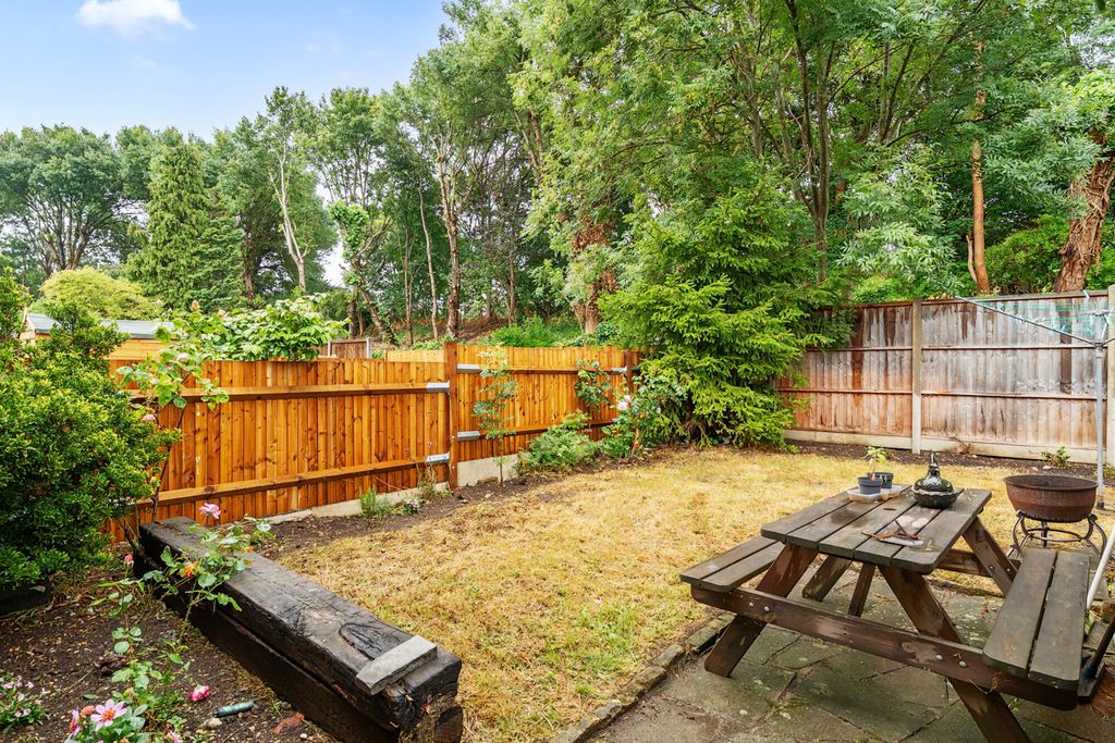 Property photo 2 of 17 Garden