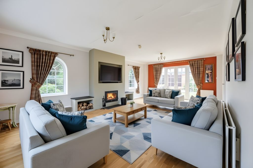 Property photo 2 of 31 Large Living Room Virtually Staged