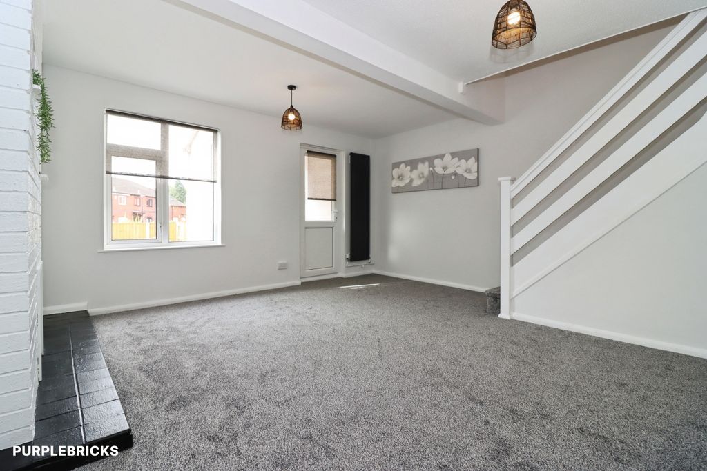 Property photo 3 of 19 Lounge