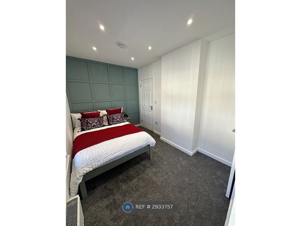 Property photo 3 of 7 Room 5