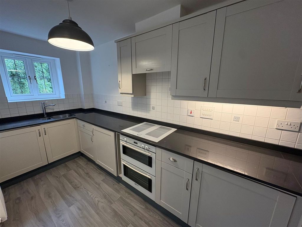 Property photo 3 of 11 Kitchen
