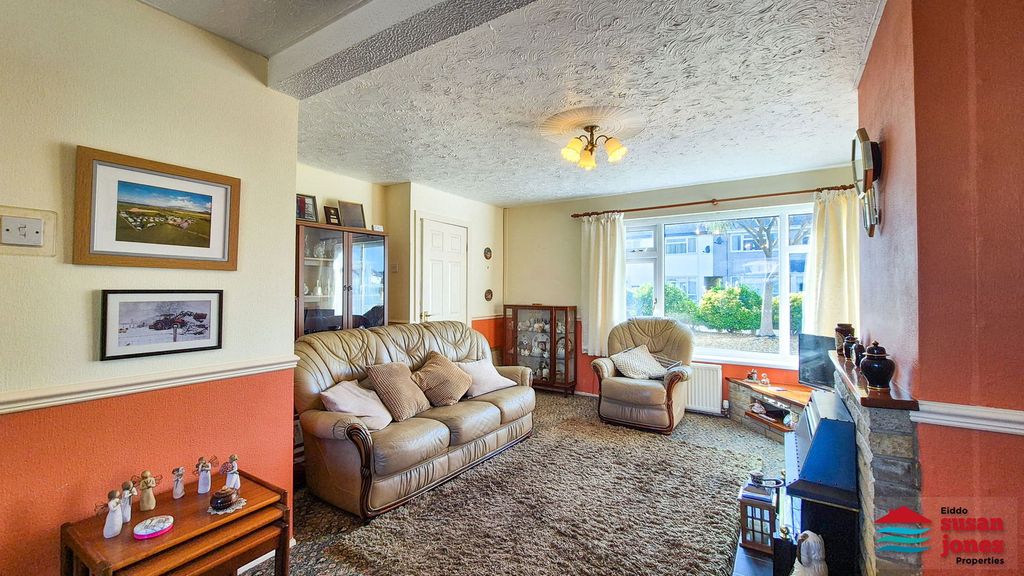 Property photo 2 of 25