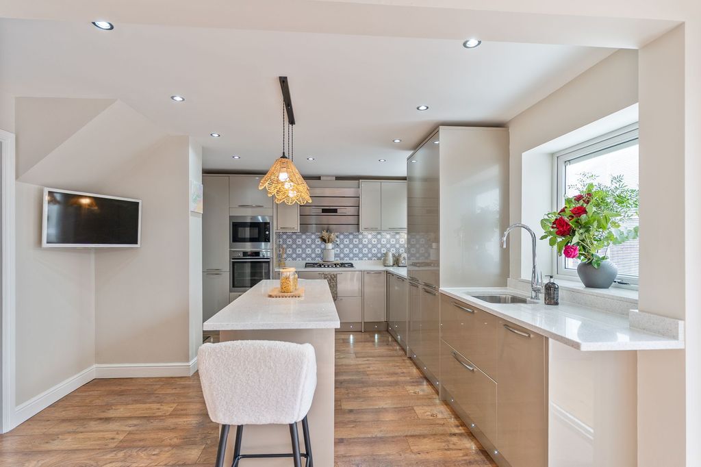 Property photo 3 of 28