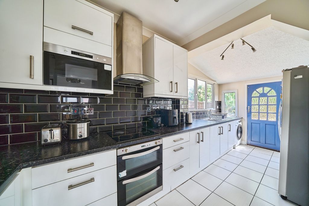 Property photo 3 of 20 4