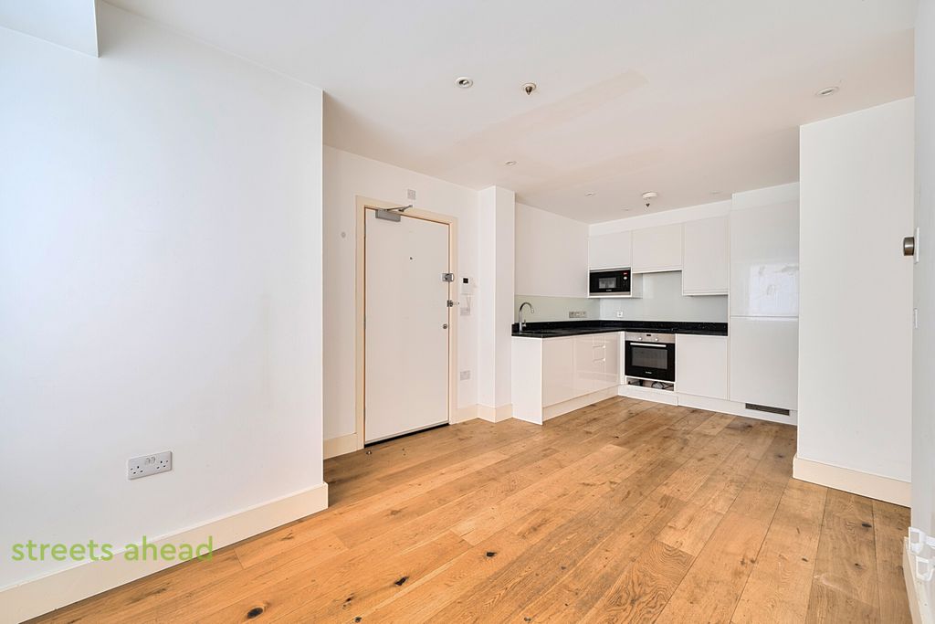 Property photo 1 of 9 86c817Bf-E6E8-469...
