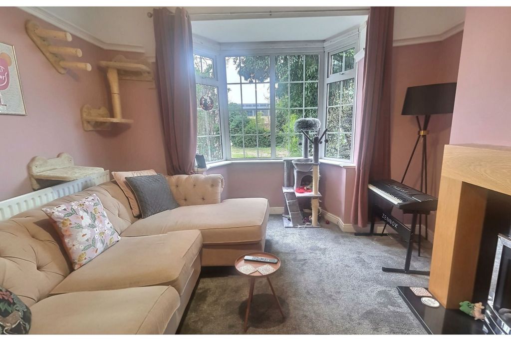 Property photo 3 of 13 Lounge