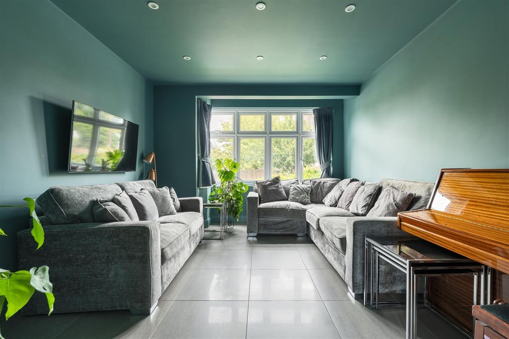 Property photo 2 of 32 Waverley Avenue, E4