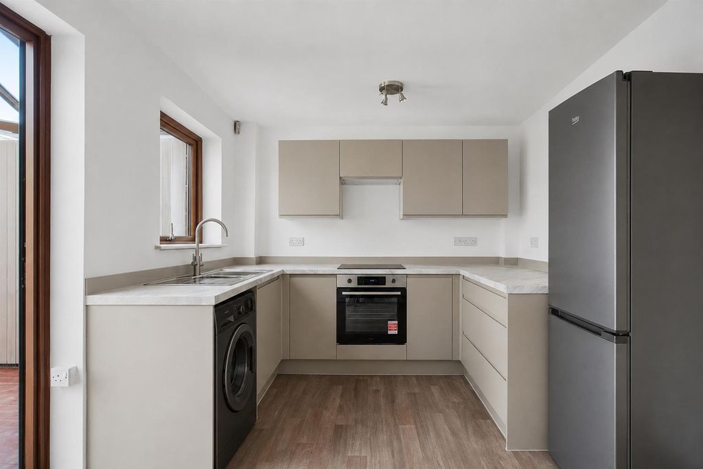 Property photo 3 of 14 Kitchen Howard.Png