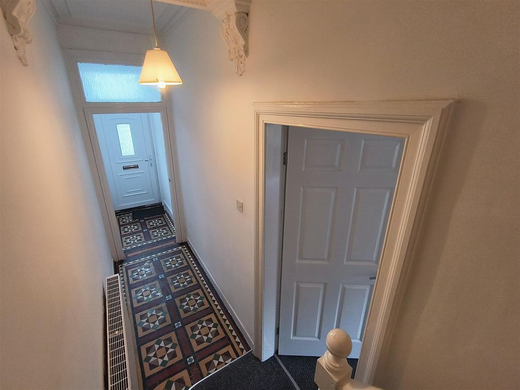 Property photo 2 of 21 Hallway.Jpg