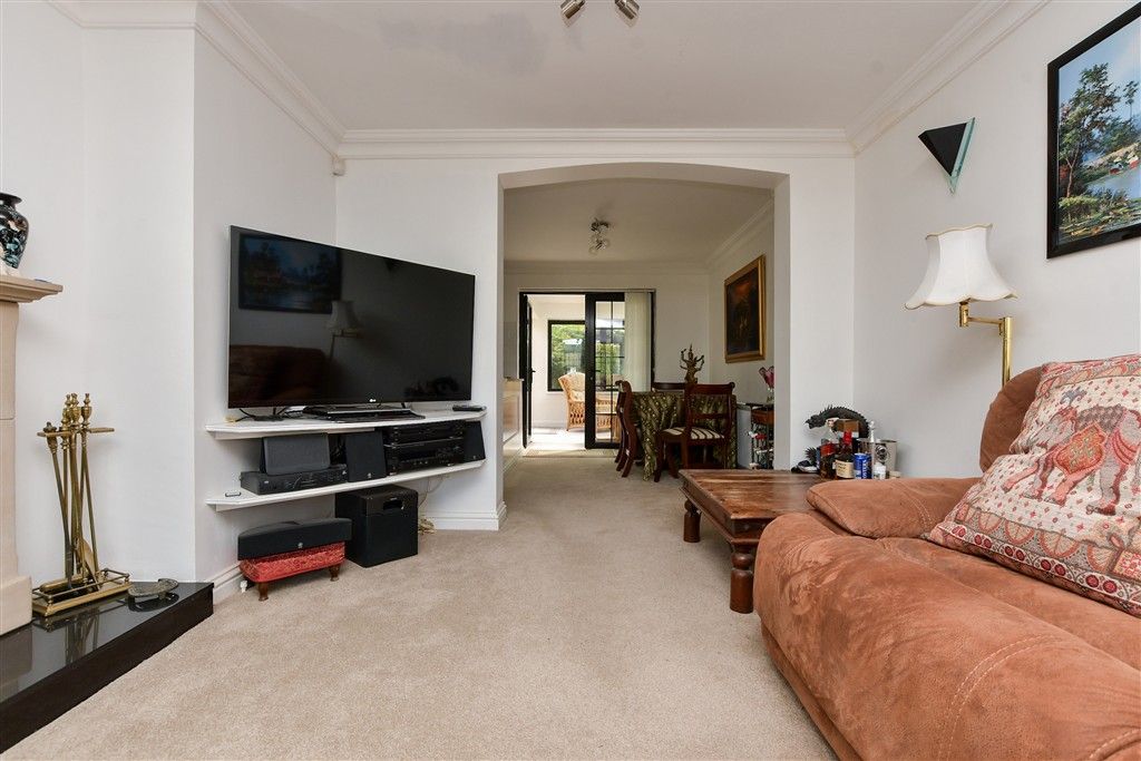 Property photo 3 of 19 Lounge