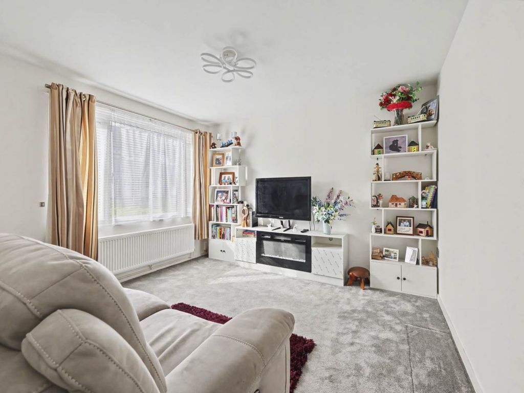 Property photo 3 of 20 Lounge