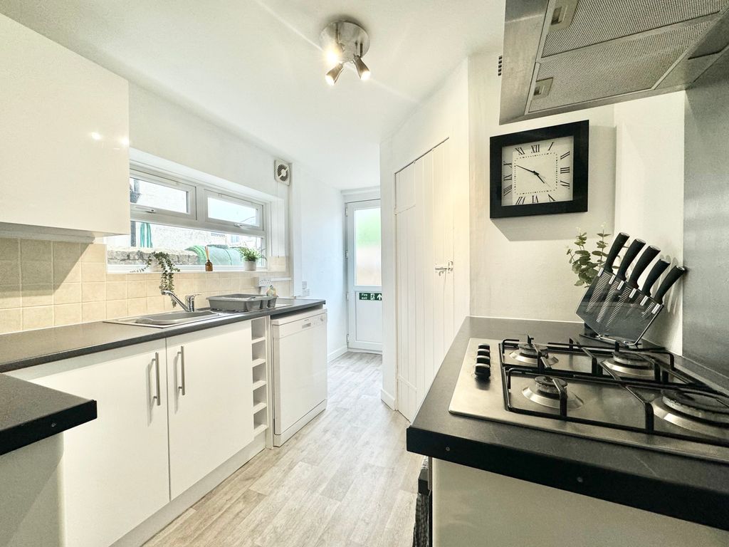 Property photo 2 of 10 Kitchen