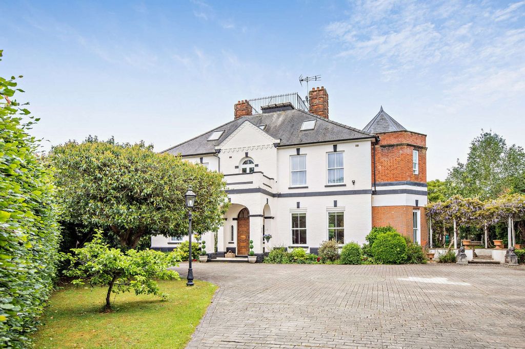 Property photo 1 of 27 Crondall Lodge