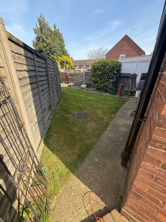 Property photo 2 of 12 Garden 2