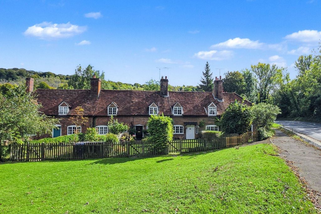 Property photo 2 of 15 2 The Green, Bisham, Marlow Sl7 1Ry