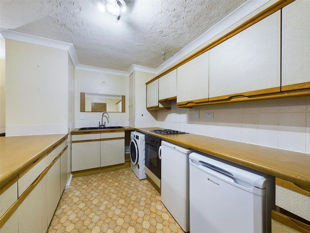 Property photo 3 of 19 Kitchen