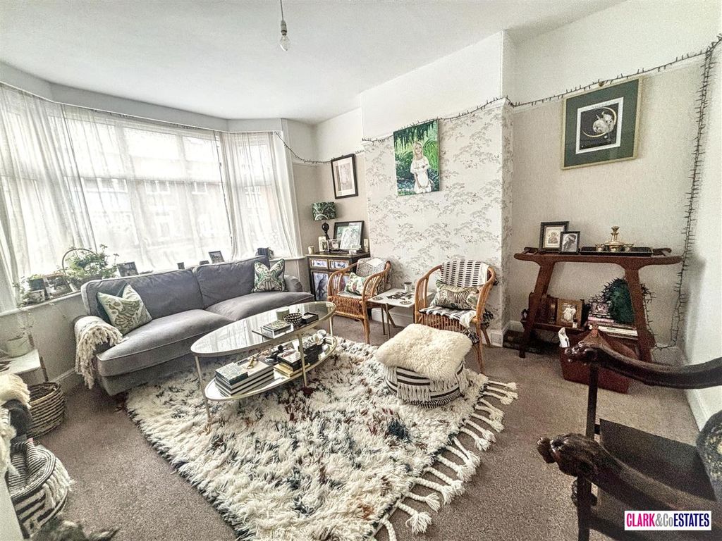 Property photo 3 of 10 Lounge