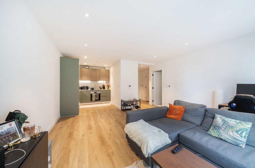 Property photo 2 of 17 1465068-10-6A0Db9...