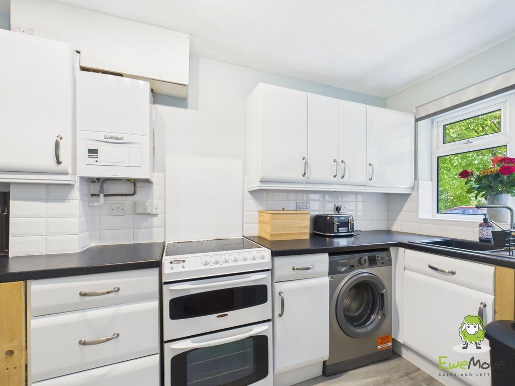 Property photo 3 of 13 Ewemove Estate Agents Basingstoke - Nursery Close