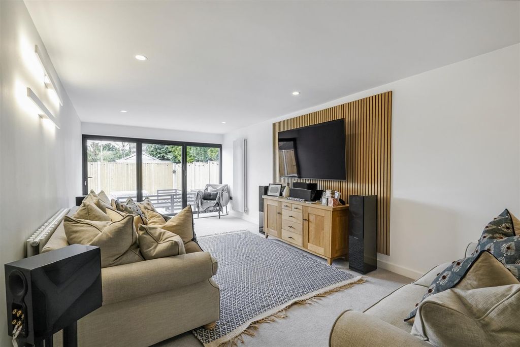 Property photo 2 of 33 Lounge/Sitting Room