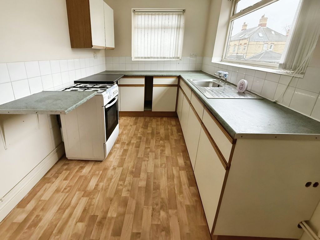 Property photo 3 of 8 Kitchen