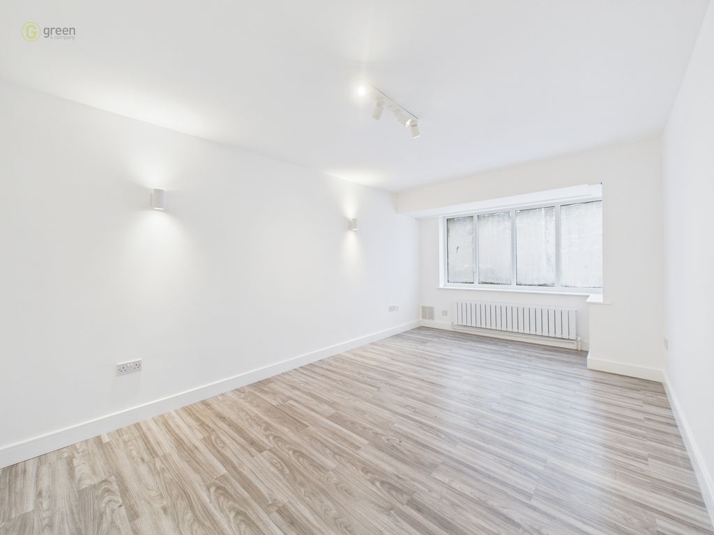 Property photo 3 of 16 Cam01698G0-Pr0122-Still011