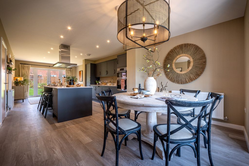 Property photo 2 of 11 Dining Kitchen