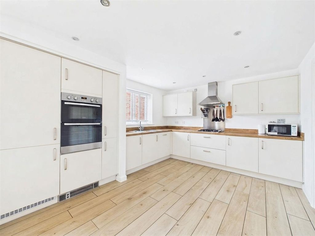 Property photo 3 of 16 Cam03303G0-Pr0444-Still014-001.Jpg
