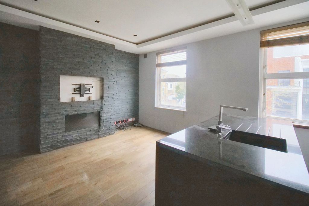 Property photo 3 of 12 23B High Street, Acton, London W3 6nd