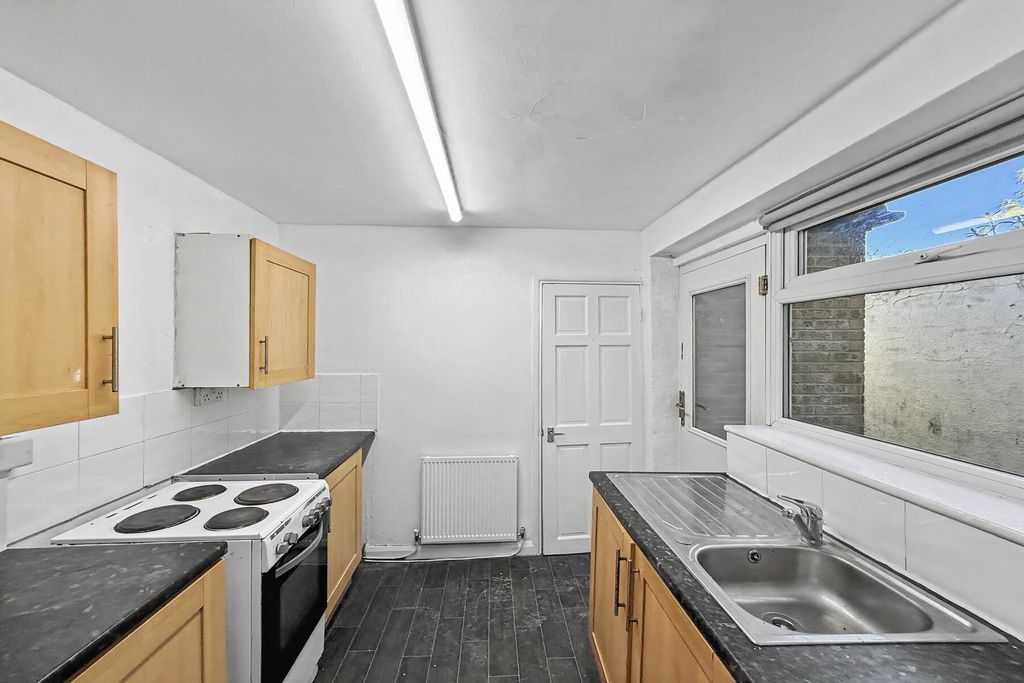 Property photo 3 of 7 Cornwall Street - Kitchen