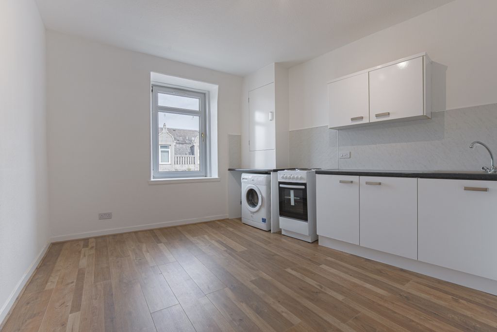 Property photo 1 of 13 Kitchenangle1